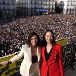 Madrid reconoce a María Corina Machado y Edmundo González con sus medallas en una Puerta del Sol abarrotada